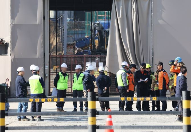 붕괴 우려 신고가 접수된 경기도 광명시 일직동 신안산선 환기구 공사 현장에서 관계자들이 분주하게 움직이고 있다. ⓒ 연합뉴스
