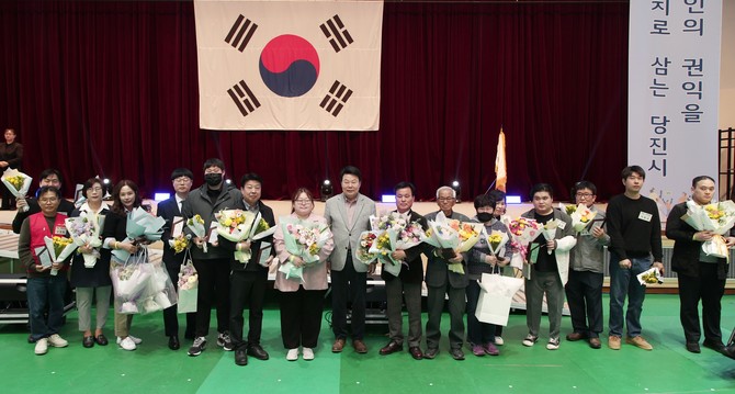 지난 10일 당진실내체육관에서 '제45회 당진시 장애인의 날 기념행사'를 1500여 명이 참여한 가운데 성황리에 개최 후 단체 기념촬영을 하고 있다. ⓒ 당진시