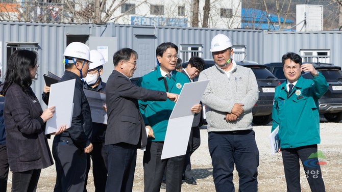김돈곤 청양군수가 사업 추진상황에 대한 설명과 함께 현장을 점검하고 있다. ⓒ 청양군