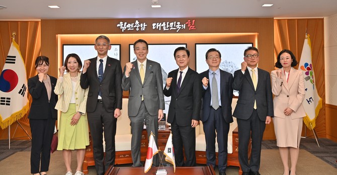 김태흠 충남도지사는 11일 도청 접견실에서 미즈시마 고이치 주한 일본대사을 예방 후 기념촬영을 하고 있다. ⓒ 충남도