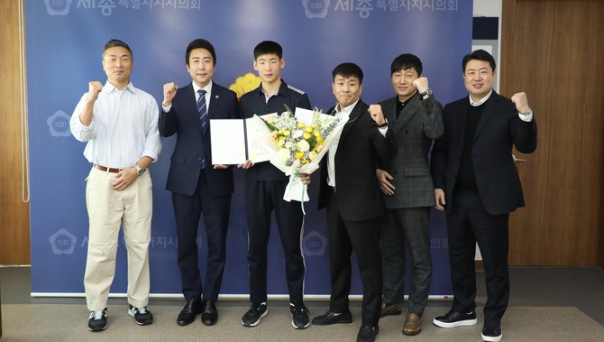 11일 대한복싱협회장배 전국복싱대회 남자중등부(66kg)에서 금메달을 획득한 박태랑(보람중학교 3학년) 학생에게 의장 표창장을 수여 후 기념촬영을 하고 있다. ⓒ 의회사무국