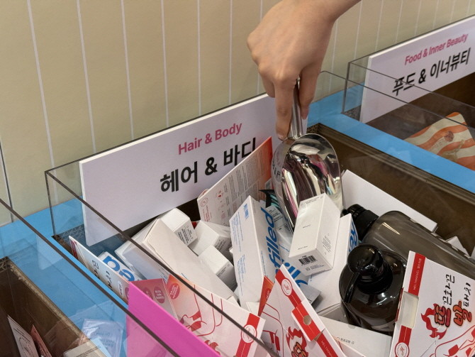 젤리통 선택 후 해당 젤리통에 담겨 있는 상품을 스쿠핑 할 수 있다. © 카카오스타일