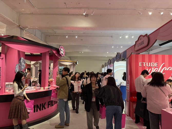 서울 성수동 XYZ서울에서 열린 지그재그 뷰티 팝업 내부 브랜드 부스. © 카카오스타일