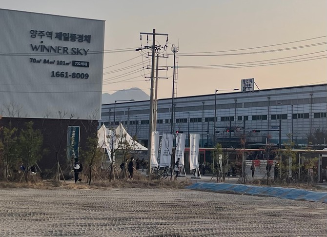 제일건설이 지난 11일 '양주역 제일풍경채 위너스카이'의 견본주택을 열고 분양에 나섰다. 사진은 공사 현장 부근에서 바라본 1호선 양주역. = 박선린 기자