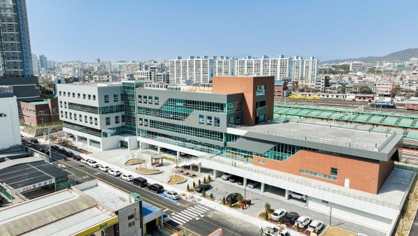 광주광역시는 광주역 인근 부지에 총 공사비 350억원을 투입해 국토부 도시재생 뉴딜사업으로 지상 5층(연면적 8950㎡) 규모의 스테이지를 지난해 12월 준공했다. © 광주광역시