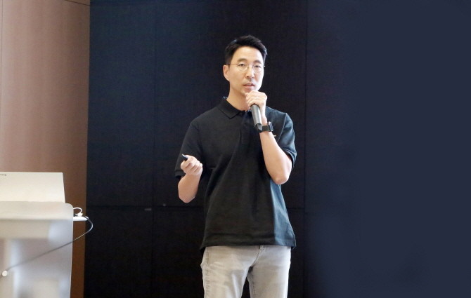 김민표 두산로보틱스 대표가 전 임직원들이 모인 타운홀 미팅 자리에서 회사의 방향성과 비전에 대해 공유하고 있다. ⓒ 두산로보틱스