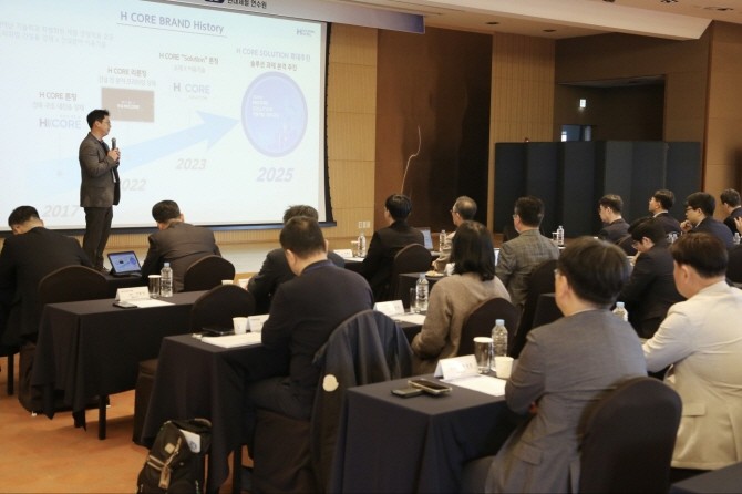 참석자들이 H CORE SOLUTION 브랜드에 대한 설명을 듣고 있다. ⓒ 현대제철