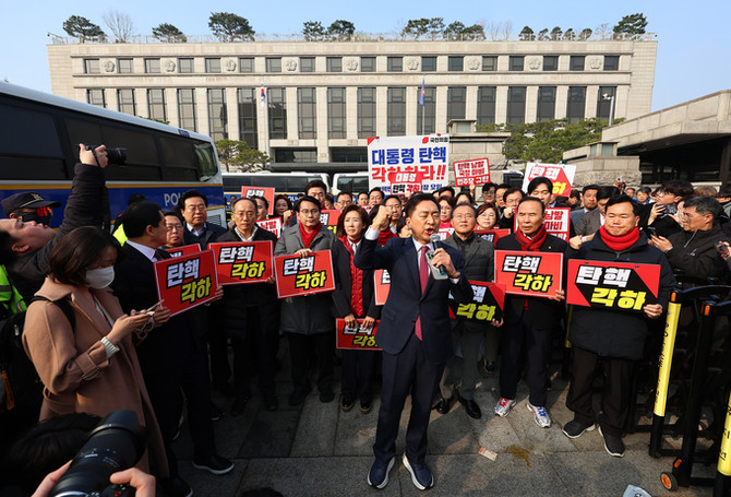 지난달 21일 김기현, 나경원, 윤상현 의원 등이 서울 종로구 헌법재판소 앞에서 열린 윤석열 대통령 탄핵 각하 촉구 기자회견에서 구호를 외치고 있다. ⓒ 연합뉴스