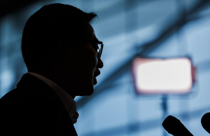 김동연 경기도지사가 지난 9일 인천공항 2터미널에서 제21대 대통령선거 출마 선언을 하고 있다. ⓒ 연합뉴스