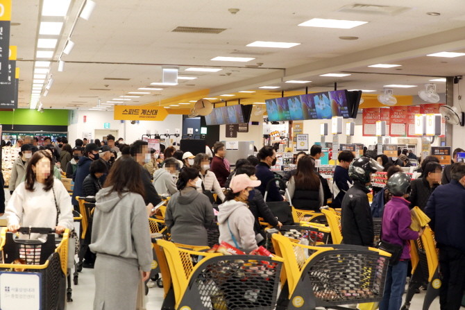 이마트용산점에 랜더스 쇼핑페스타를 맞아 계산을 위해 길게 늘어선 계산대. © 신세계