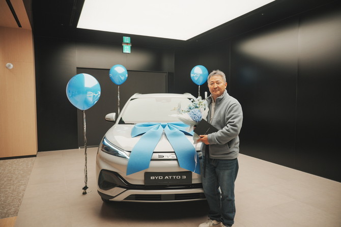 BYD 안양전시장에서 이 전시장 1호 고객과 함께 BYD 아토 3 차량 인도식이 진행됐다. ⓒ BYD코리아