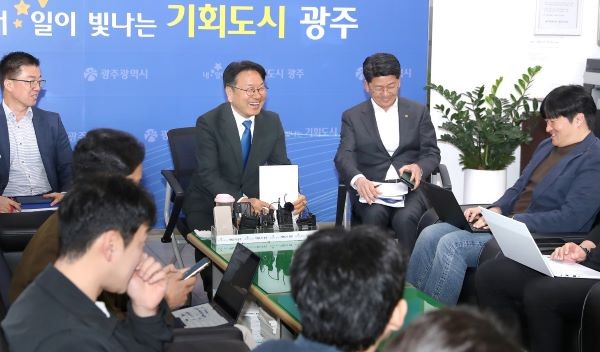 강기정 광주광역시장이 44일 오전 시청 출입기자들과 차담회를 하고 시정 주요현안 등에 대해 설명하고 있다. ⓒ 광주광역시