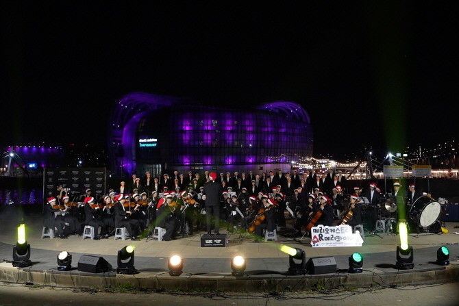 지난 11일 반포대교 남단 세빛섬에서 진행된 메리 오케스트라 한강공원 음악회의 모습. © 동아제약