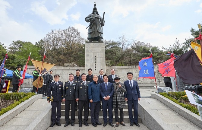 지난 13일 신정호 공원에서 충무공 이순신 장군의 탄신 480주년을 기념하며 이순신 장군 동상 친수식을 진행 후 기념촬영을 하고 있다. ⓒ 아산시