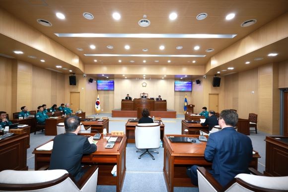 청송군의회는 지난 11일 제279회 임시회를 열고 최근 발생한 산불 피해 복구를 위한 제1회 추가경정예산안 등을 원포인트로 심의·의결했다. ⓒ 청송군의회