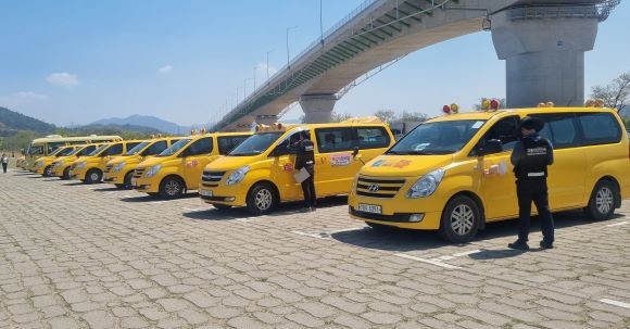 구미시는 지난 11일 낙동강체육공원 4주차장에서 어린이집 통학버스를 대상으로 합동 안전점검을 실시했다. ⓒ 구미시