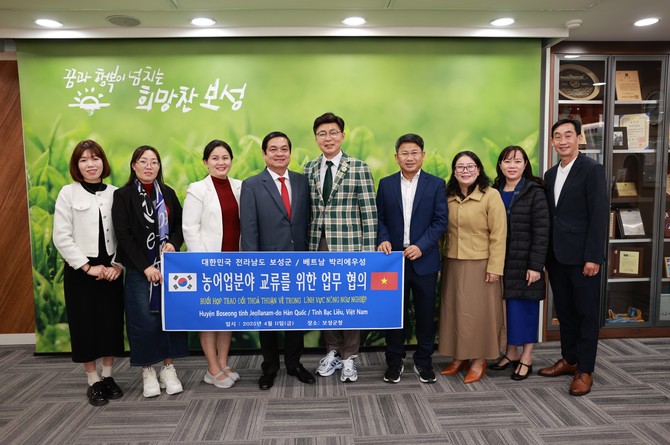 최근 보성군청을 방문한 베트남 박리에우성 후인 지 응웬 부위원장 일행과 김철우 군수가 기념 촬영을 하고 있다. ⓒ 보성군