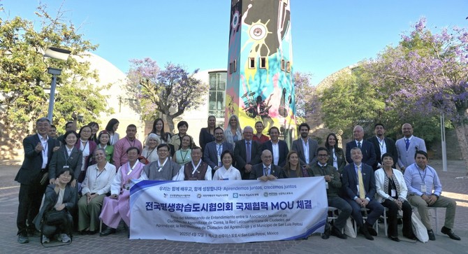 라틴아메리카 학습도시 축제에 초청 받아 참석해 글로벌 평생학습도시 업무협약 체결 후 기념촬영을 하고 있다. ⓒ 공주시
