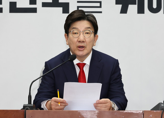 15일 권성동 국민의힘 원내대표는 국회에서 열린 원내대책회의에서 "한덕수 대통령 권한대행 국무총리는 국민의힘 경선에 출마하지 않는다"고 말했다. ⓒ 연합뉴스