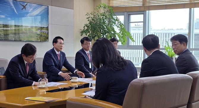 이완섭 서산시장이 지난 14일 박상우 국토교통부 장관을 만나 시정 현안에 대해 논의하고 있다. ⓒ 서산시
