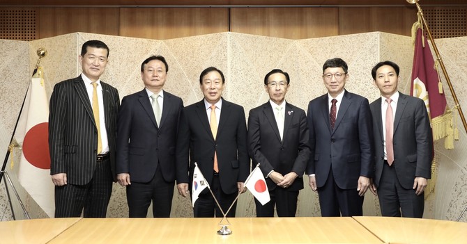 왼쪽부터 홍만표 세종시 해외협력관, 이호식 국제관계대사, 최민호 세종시장, 니시와키 타카토시 교토부 지사, 박영국 세종시문화관광재단 대표이사, 정진기 대외협력담당관. ⓒ 세종시