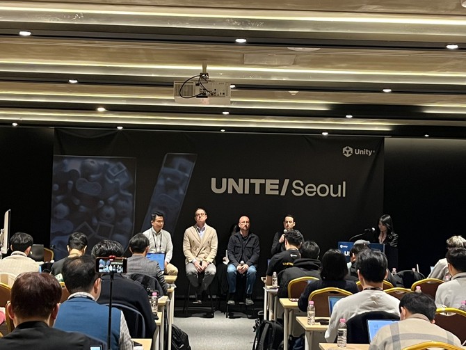 (왼쪽부터) 송민석 유니티코리아 대표, 맷 브롬버그 유니티 CEO 겸 사장, 애덤 스미스 유니티 엔진 부문 프로덕트 SVP, 트레버 캠벨 유니티 APAC 디맨드 광고 사업부 총괄. = 최민경 기자