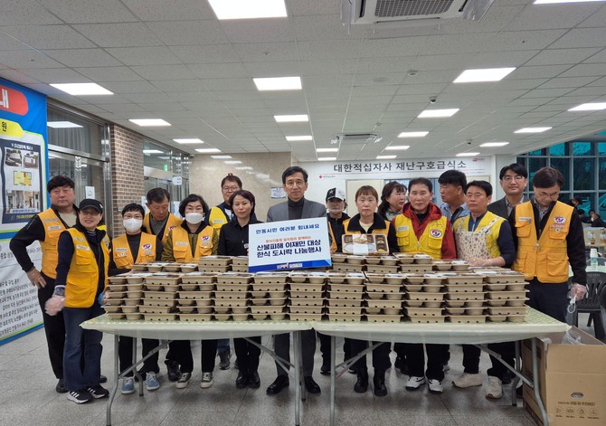 한식진흥원 임직원과 함께하는 산불 피해 이재민 대상 한식 도시락 나눔 행사 현장. ⓒ 한식진흥원
