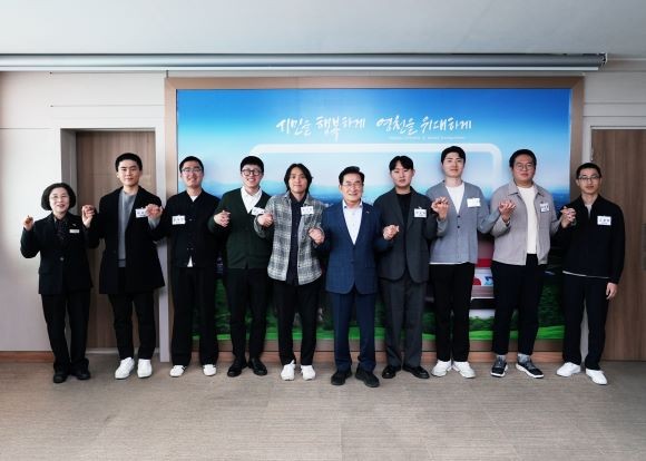 지난 14일 최기문 시장, 보건소 관계자, 영천시 신규 공중보건의사들이 간담회를 개최하고 기념촬영을 하고 있다. ⓒ 영천시