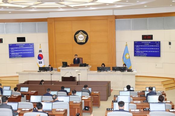 포항시의회는 15일 제323회 임시회 제3차 본회의를 열고 '포항 촉발지진 정신적 피해 손해배상 소송에 대한 공정한 판결과 국가 책임이행 촉구 결의안'을 채택했다. ⓒ 포항시의회