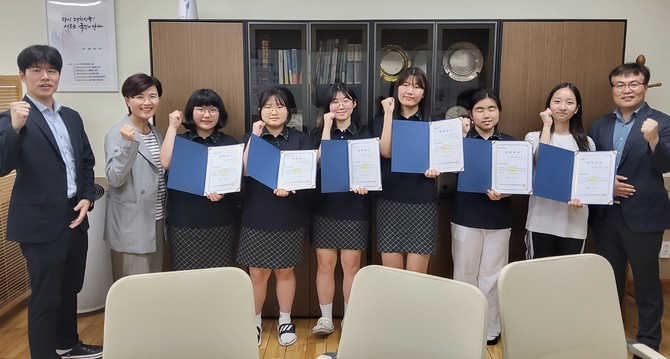 지난 15일 2024년 장학생 759명을 선발하고 총 7억7000만원의 장학금을 지급 및 시상 후 기념촬영을 하고 있다. ⓒ 금산군