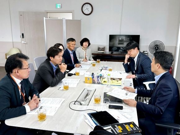 조현일 경산시장이 중기부를 방문해 내년도 지역 현안사업의 필요성을 설명하고 있다. ⓒ 경산시