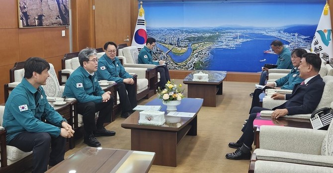 임상섭 산림청장(왼쪽 두번째)이 김두겸 울산광역시장(오른쪽 첫번째)과 대형산불 피해 복구 관련 방안을 논의하고 있다. ⓒ 산림청