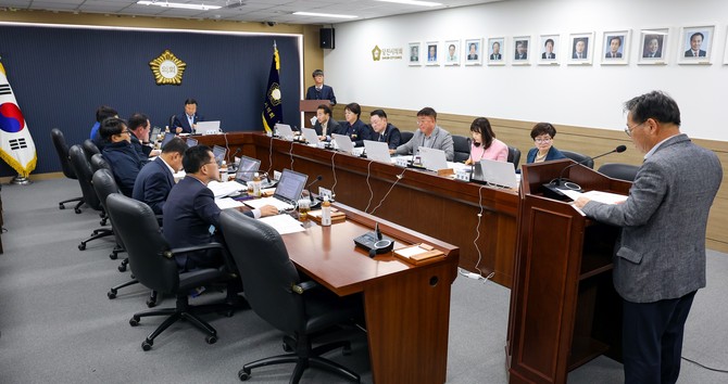 지난 15일 의회 대회의실에서 '4월 중 의원출무일'을 개최하고 있다. ⓒ 의회사무국