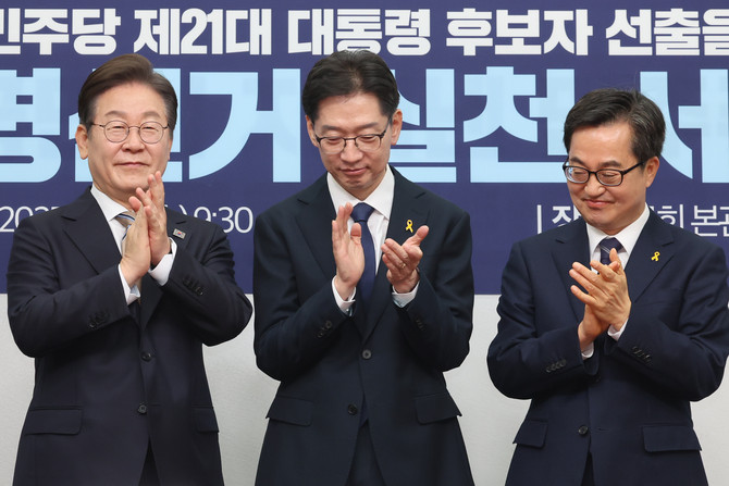 16일 국회에서 열린 공명선거 실천 서약식에서 더불어민주당 대선후보 경선 주자인 (왼쪽부터) △이재명 전 대표 △김경수 전 경남지사 △김동연 경기지사가 박수치고 있다. ⓒ 연합뉴스