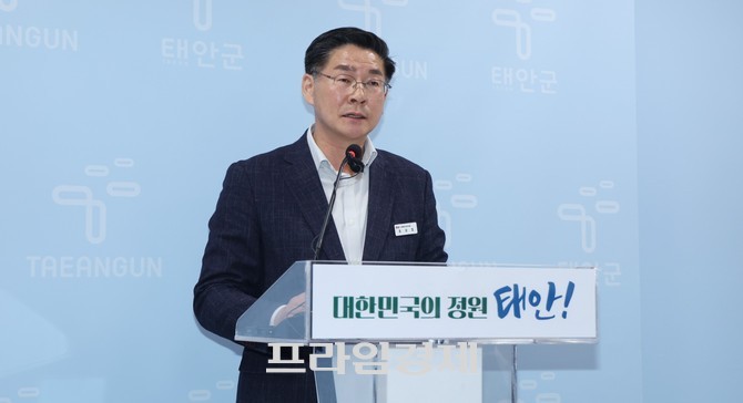 16일 군청 브리핑실에서 정례브리핑 중인 조상호 미래에너지과장. ⓒ 태안군