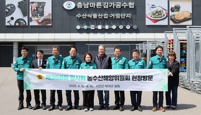 제358회 임시회 기간인 15일과 16일 이틀간 서천군과 부여군 일대의 주요 농수산업 현장을 방문해 운영 실태를 점검 후 기념촬영을 하고 있다. ⓒ 의회사무국