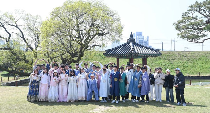 지난 15일 한국어를 배우고 있는 외국인 학생들이 홍성군 안회당과 여하정을 찾아 한복을 입고 단체 기념촬영을 하고 있다. ⓒ 홍성군