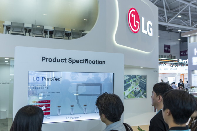 글로벌 B2B 고객들이 다양한 LG 퓨로텍 제품을 살펴보고 있다. ⓒ LG전자