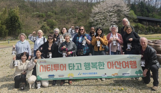 지난 14일 세계 도자기 예술가들의 시티투어버스 타고 행복한 아산 여행 참여자들이 기념촬영을 하고 있다. ⓒ 아산시