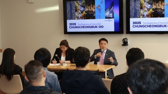 김영환 충북지사가 현지시간 4월15일 미국 매사추세츠주 케임브리지에 위치한 하버드대학교 케네디스쿨에서 특별 강연을 하고 있다. ⓒ 충북도