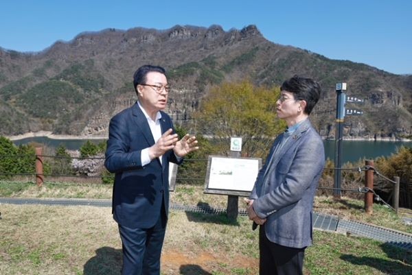 구복규 화순군수가 15일 화순적벽에서 김완섭 환경부 장관을 만나 상수원보호구역 규제 완화를 건의하고 있다. © 화순군
