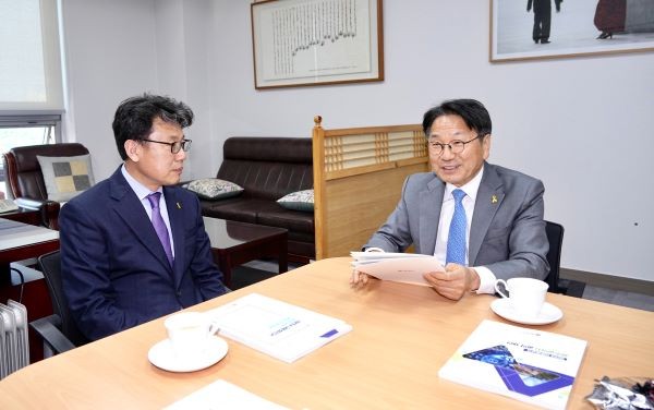 강기정 광주광역시장은 16일 국회에서 더불어민주당 진성준 정책위의장을 만나 광주시 21대 대통령선거 공약인 ‘광주의 제안’을 설명하고 있다. ⓒ 광주광역시
