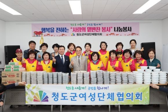 지난 16일 청도군여성단체협의회는 청도군자원봉사센터에서 관내 취약계층을 위한 정성가득 '사랑의 밑반찬 나눔' 봉사활동을 진행했다. ⓒ 청도군