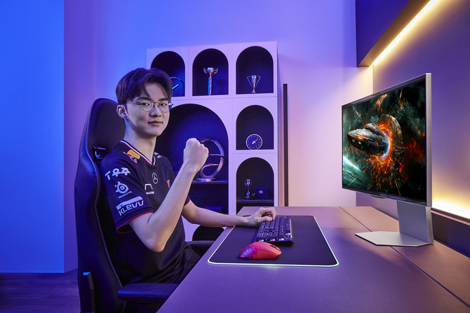 T1 페이커 선수가 '오디세이 OLED G8'을 체험하고 있다. ⓒ 삼성전자