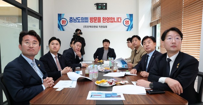 기획경제위원회가 지난 16일 인텍이앤씨을 방문해 기업인들의 현안과 애로사항을 청취 후 기념촬영을 하고 있다. ⓒ 의회사무국