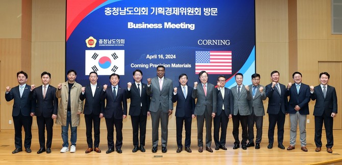 기획경제위원회는지난 16일 코닝정밀소재 방문해 기업인들의 현안과 애로사항을 청취 후 기념촬영을 하고 있다. ⓒ 의회사무국