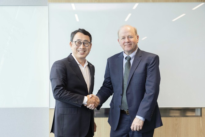 유영상 SKT CEO(왼쪽)와 피터 채프먼 IonQ 이사회 의장. ⓒ SK텔레콤