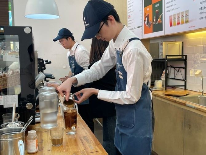 제니엘플러스 '카페 헤이듀'에서 근무하는 바리스타가 아메리카노를 제조하고 있다. ⓒ 프라임경제