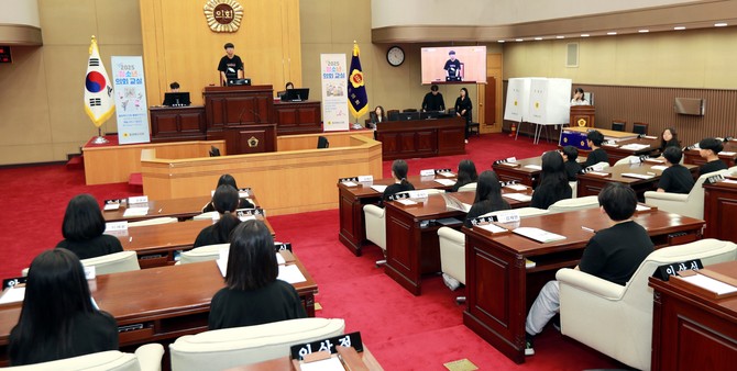 17일 본회의장에서 청주 남평초등학교 학생 20명이 참여한 가운데 '제115회 청소년 의회교실'을 운영하고 있다. ⓒ 의회사무국