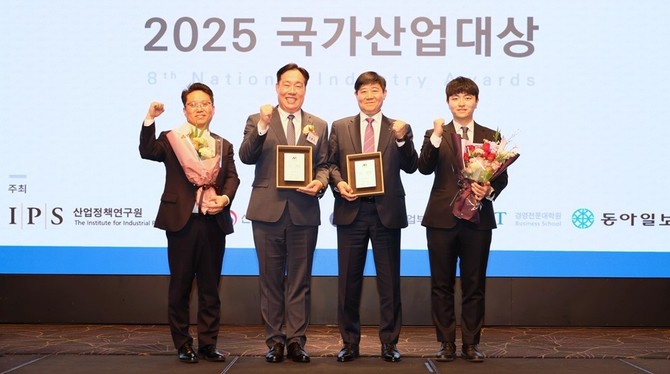 '2025 국가산업대상' 시상식에서 제조품질, 환경경영 두 개 부문 대상을 수상 후 기념촬영을 하고 있다. ⓒ 서부발전